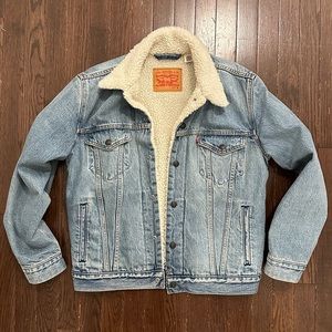 LEVI’S SHERPA TRUCKER JACKET
